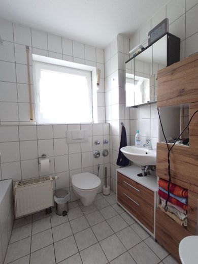 Ampio e luminoso appartamento di 3 locali con 2 balconi, cucina componibile e 2 posti auto in autorimessa interrata – Badezimmer1