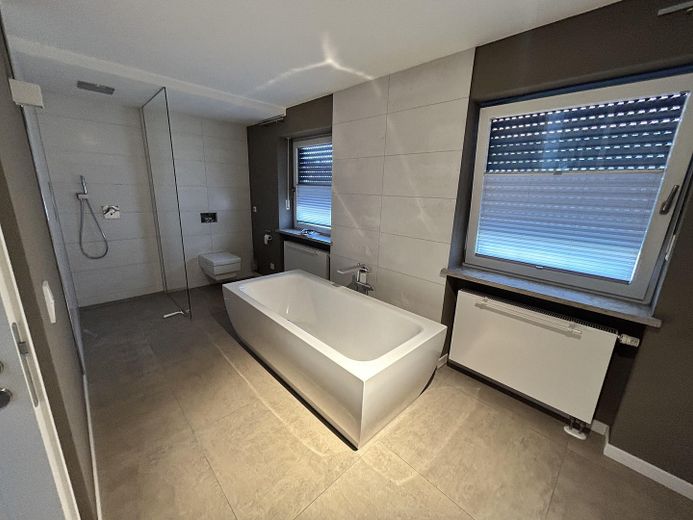 Moderna y luminosa vivienda pareada de planta abierta con jardín – Foto 13