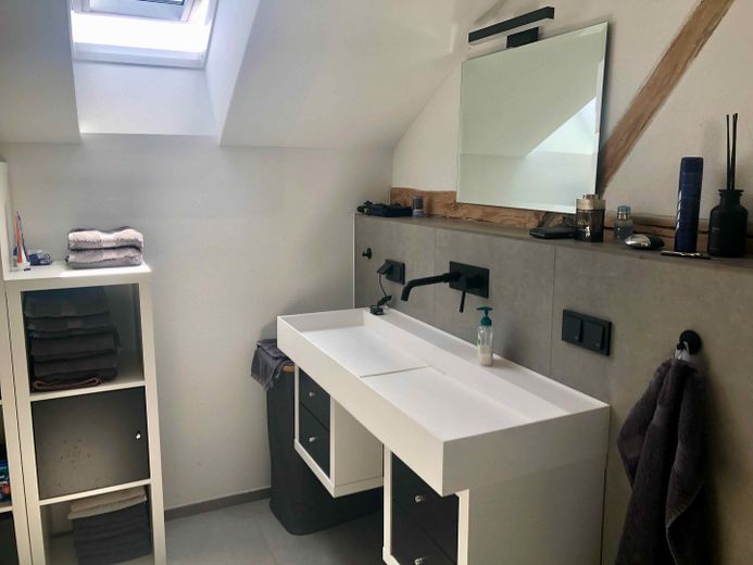 Loft moderne de 3,5 pièces avec loggia – Bad