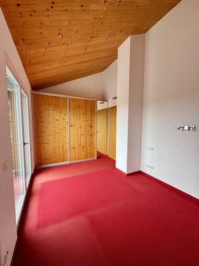 Casa unifamiliare indipendente in una posizione speciale ai margini dei campi, con ampie superfici terrazzate – Schlafzimmer 2 Balkonzugang