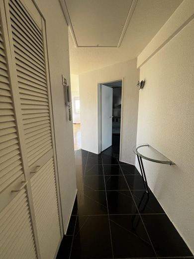 Charmante lichtdurchflutete  Eigentumswohnung mit Dachterrasse in Südlage – Diele mit Einbau-Garderobe
