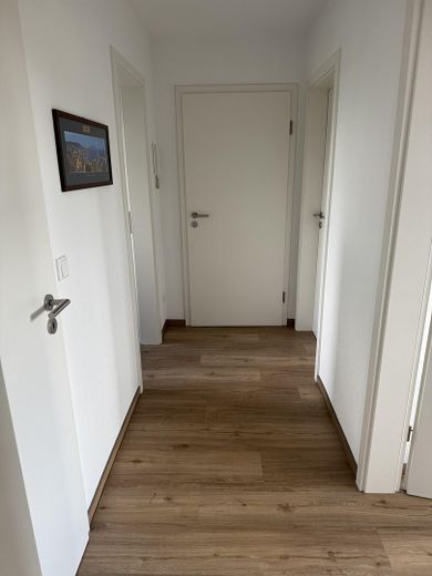 5 Zimmer Masionette-Wohnung, 117qm auf zwei Ebenen mit Balkon und neuwertiger EBK – Flur