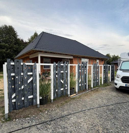 Barrierefreier neuer Bungalow in Nordsee-Nähe mit Luft-Wasser-Wärmepumpe EEK: A + Pool – Wohnmobilparkplatz