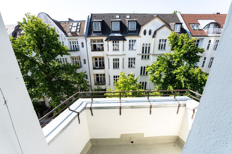 Provisionsfrei: Am Cosimaplatz in Friedenau, 2.5 Zimmer Altbau mit Balkon im 3.OG, Fernwärme – Der Balkon 
