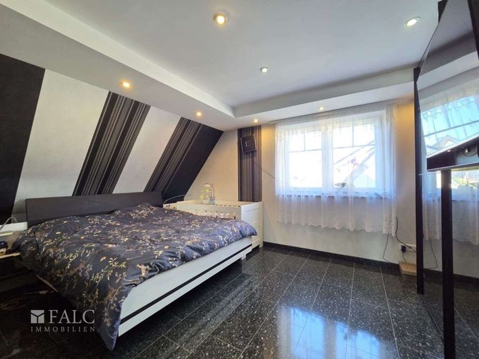 Elegantes Einfamilienhaus mit großzügigem Wohnambiente, Sauna und PV-Anlage – Schlafzimmer