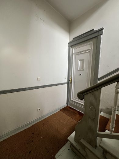 Grüne Insel mitten in Wilmersdorf: Charmante 4-Zimmer-Altbauwohnung – Wohnungstür