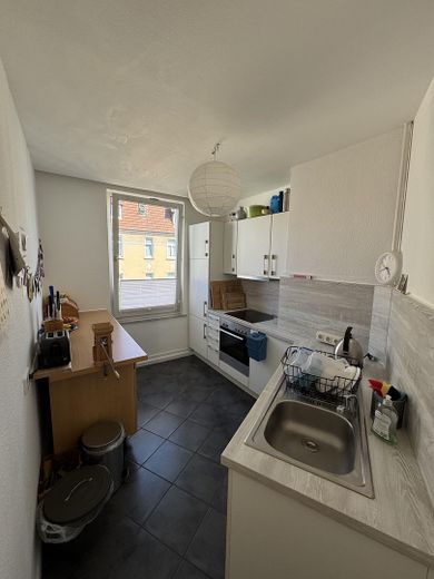gern an WG`s, Charmante Altbauwohnung mit 2 Balkonen, 3–4 Zimmer, EBK, Bad mit Badewanne – Küche