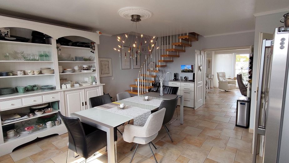 Hermoso y luminoso dúplex de 3 habitaciones sobre los tejados de Moers – Wohnküche 