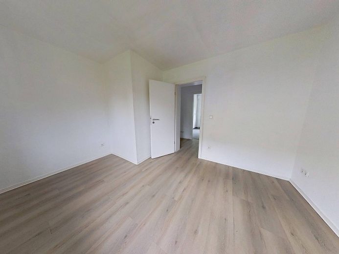 ERSTBEZUG NACH SANIERUNG: Lichtdurchflutete 3-Zimmer-Wohnung mit Terrasse – Ansicht III: Zimmer