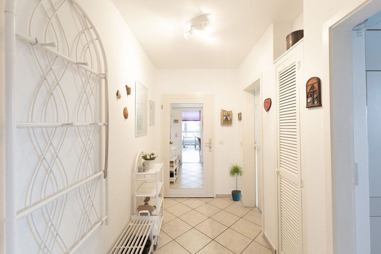 2-Zimmer-Idylle mit Balkon - nur 2 km zum Strandtraum! – Wohnungsflur