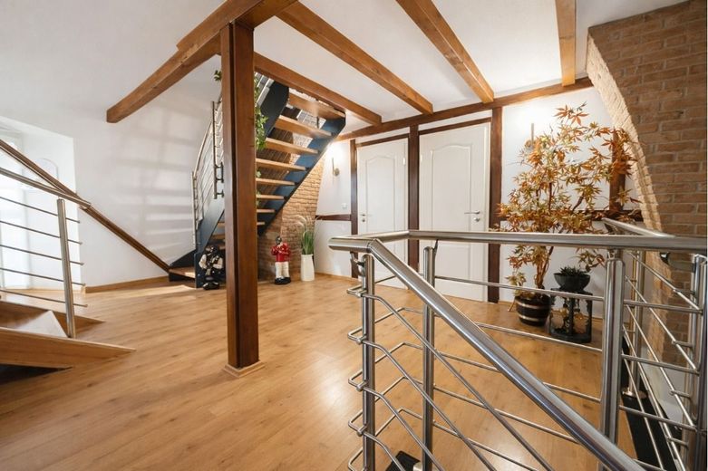 Platzwunder mit Renditechance: Weitläufiges Anwesen mit zwei Einliegerwohnungen – Treppe