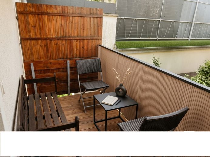 Großzügige teilmöblierte 4-Zimmerwohnung mit Balkon & EBK – Balkon