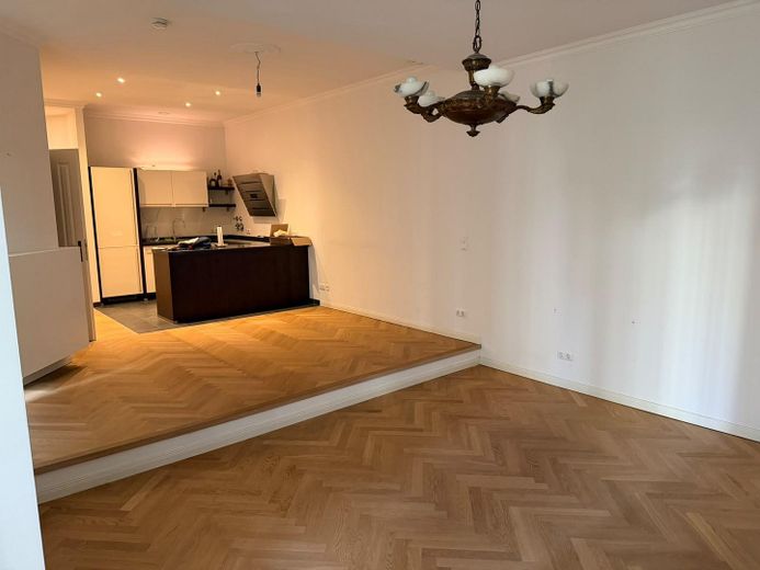 Energieeffiziente Altbauwohnung in Berlin Friedrichshain provisionsfrei, bezugsfrei – Wohnzimmer zur Küche hin