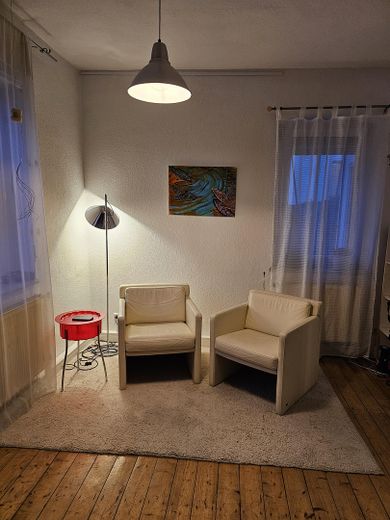 Bezugsfreies EFH mit Scheune & Garten in Niederbrechen – Wohnzimmer