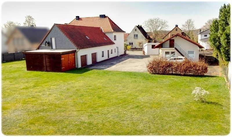 Uetze: 2 Häuser = 3 Wohnungen, 3 Garagen + Carport + potentielles Bauland im Garten – Blick auf den Hof
