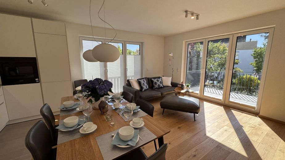 NEUWERTIGE VILLENWOHNUNG | SÜD/WEST | 2 BALKONE | GRÜNBLICK | EBK + MAẞ-EINBAUTEN + SMART HOME – Wohnzimmer