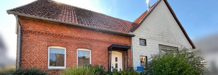Einfamilienhaus mit großzügigem Garten – Ansicht von der Straße