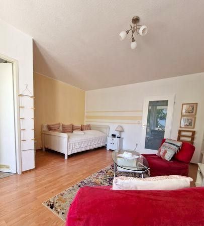 Möblierte, helle 1-Zimmer-Wohnung mit Südloggia in absolut ruhiger und dennoch zentraler Lage! – Wohn-/Schlafbereich