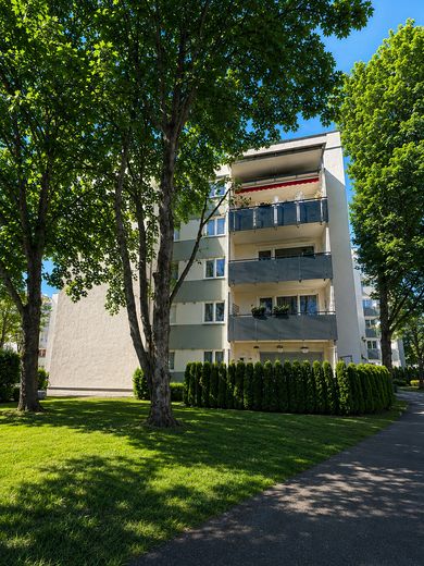 Kernsanierte 2,5-Zimmer-Wohnung mit Balkon in Solln – Erstbezug, provisionsfrei – Hausansicht mit Balkon