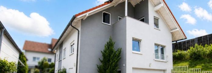 Spacious two-family house with pool, double garage and separate commercial hall