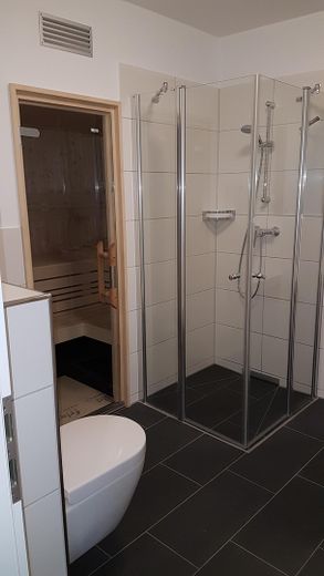 Pier 13 | 98 m² vista sul Mar Baltico, sauna e camino | senza commissioni – Duschbad mit Sauna