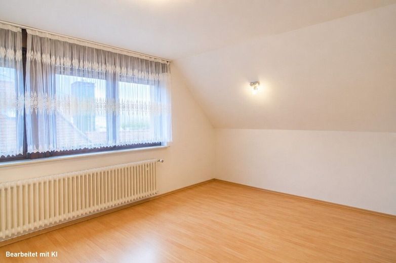 Ihr Deal: 3 Häuschen, 3 Garagen, bis zu 5 WE, davon nur 2 vermietet. HEIZUNG IST NEU! – ... mit viel Licht