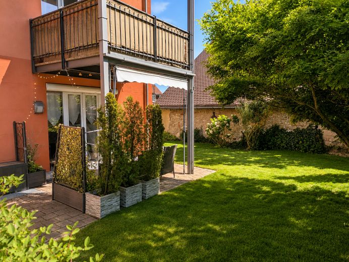 Vivienda con jardín y sensación de casa dentro de casa | Jardín de 135 m² | Sala de ocio interna | Plaza de aparcamiento en garaje subterráneo – Garten & Terrasse