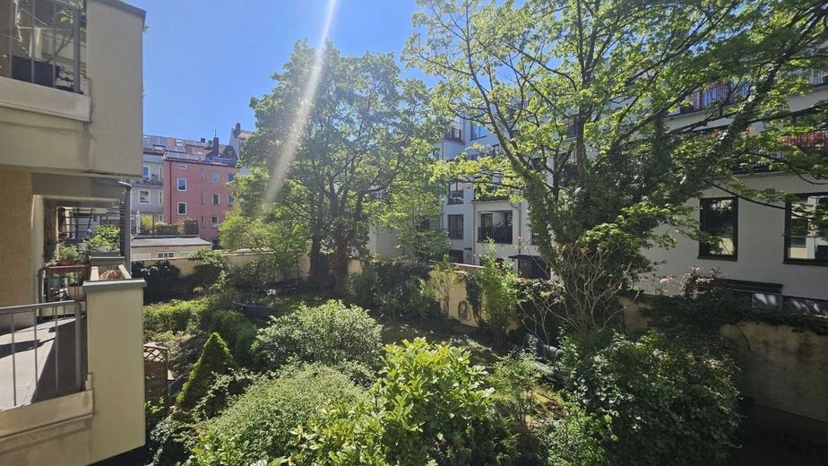 *** hell &amp; großzügig *** Lichtdurchflutete isarnahe Wohnung in der Au – Blick in den Innenhof