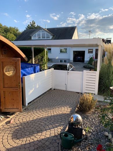 Eingangsbereich / Carport