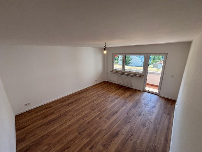 Erstbezug nach Kernsanierung: Helle 4-Zimmer-Wohnung mit 2 Balkonen & Aufzug in Dietzenbach – Wohnzimmer