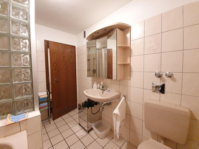 2,5 odalı Altenbochum, balkon, sakin, yeşil, merkezi, banyo: küvet + duş, gerçek ahşap parke – Badezimmer