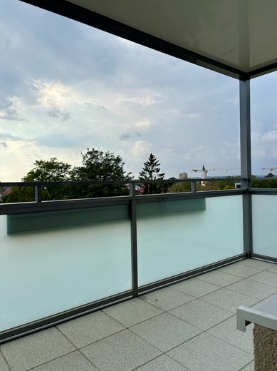 Energetisch saniert - 2-Zimmer-Whg. mit großem Balkon / Umbau in 3-Zimmer-Whg. möglich – Balkon