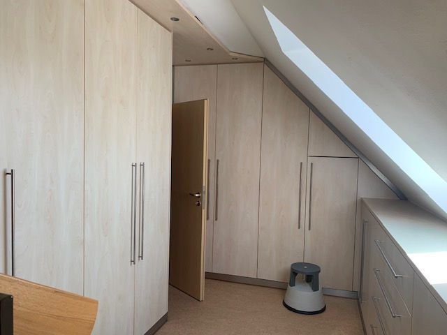 Provisionsfrei! Traumhaft schönes EFH mit separatem Büro-/Gästebereich - sofort frei! – Vollmöblierte Ankleide im OG