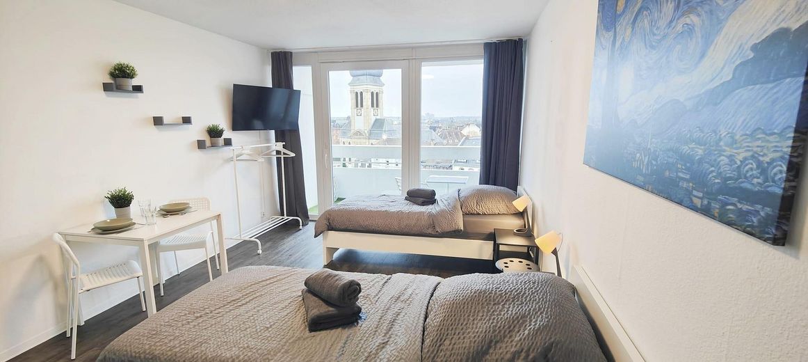 Sofort frei oder tolle Kapitalanlage: Helle Wohnung in zentraler Lage – Wohnzimmer mit Balkon