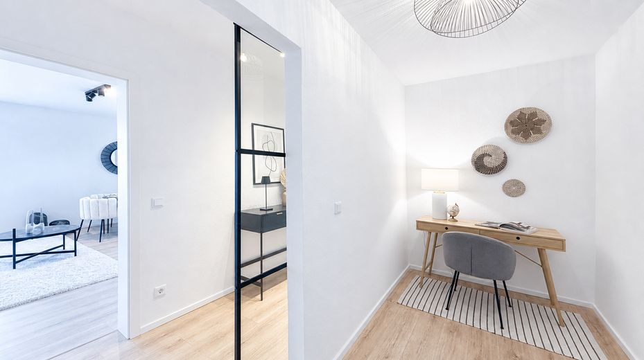 Mudarse en lugar de renovar: apartamento de 2 habitaciones recién modernizado con vistas panorámicas – Homeoffice/Ankleide 