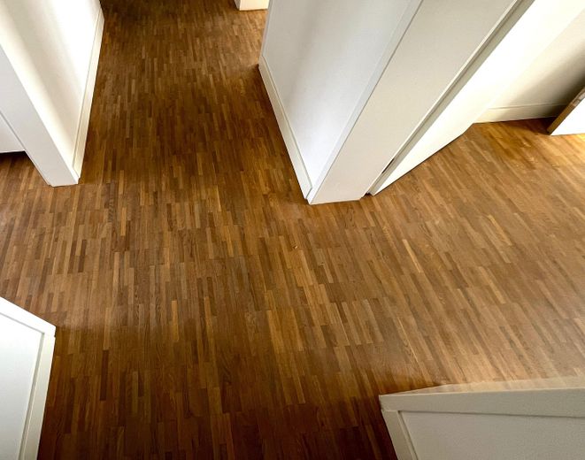 Modernisierte, helle 2-Zimmer-Wohnung mit Wohnküche – Vollholzparkett Eiche