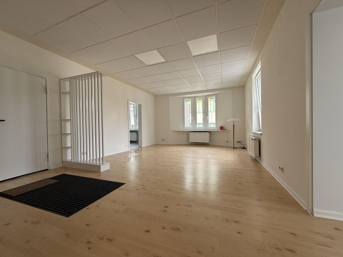 Ruhige modernisierte 2-Zimmerwohnung in Gummersbach Stadtmitte – Wohnzimmer OG links 