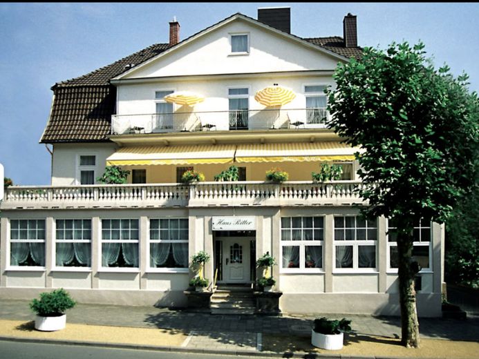 Stadtvilla am Kurpark – 25 Zimmer, Lift & großer Garten – Foto 1