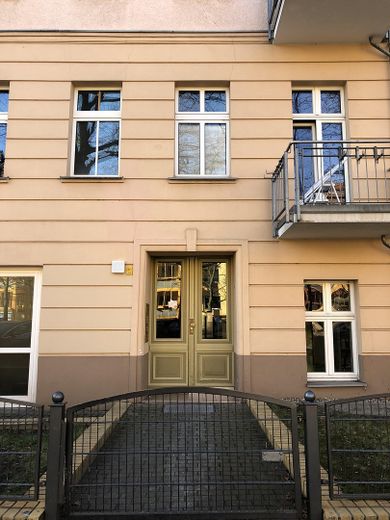 Stilvoll modernisierte Altbauwohnung mit Balkon im beliebten Florakiez – Hausansicht