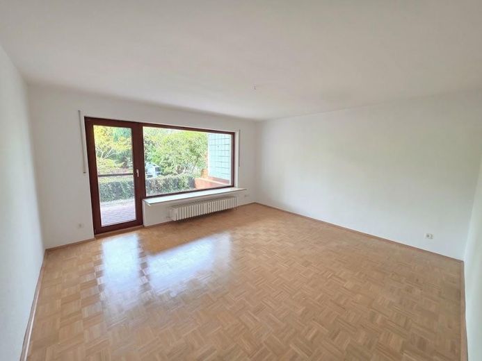 2,5 locali vicino al bosco e alla zona sud della Ruhr, terrazza di 14 m², bagno: vasca + doccia, parquet in legno massello – Wohnraum davor Terrasse