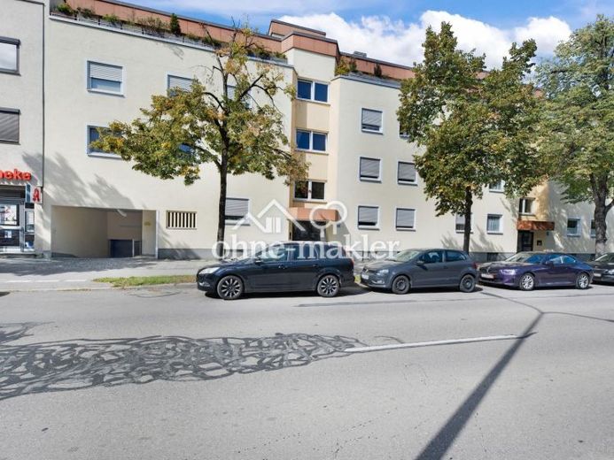 Luminoso appartamento mansardato con due balconi e grande potenziale di personalizzazione a Monaco – Foto 1