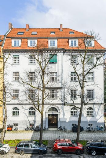 Moderne Dachterrassen-Maisonette-Wohnung mit denkmalgeschütztem Altbauflair – Jugendstilhaus