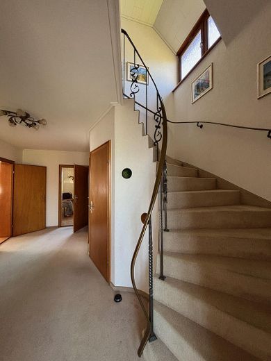 Großzügiges Wohnen in ruhiger Lage mit weitläufigem Garten in Dreye an der Grenze zu Bremen – Flur mit Treppe ins Obergesch