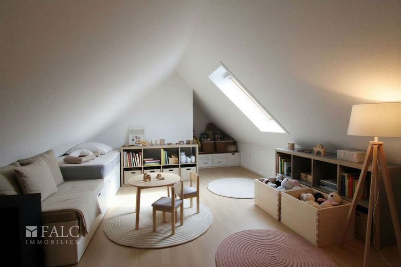 +++ Exklusive Doppelhaushälfte: Wohndesign trifft auf Familien-Idylle +++ – Wohnraum im Dachgeschoss