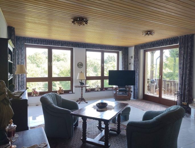 Casa da sogno con valore aggiunto: scoprire casa unifamiliare con appartamento indipendente a Melsbach! – Wohnzimmer