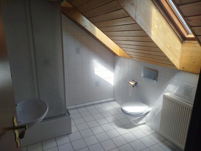 Doppelhaushälfte im Großraum München – Badezimmer im DG
