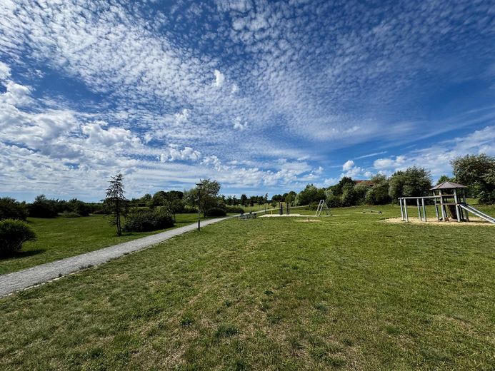 Modernisiertes Einfamilienhaus mit PV-Anlage, neuer Heizung und Traumterrasse – Park fußläufig
