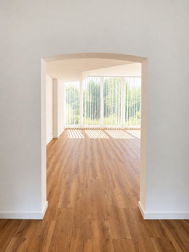 Spacious garden apartment with an exceptional living area, terrace, and direct views of greenery – Wohnbereich