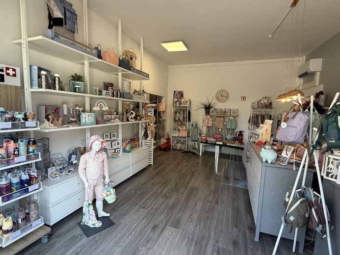 150 m² | 1.990 € netto | Praxis, Büro oder Laden | Klimatisiert | Barrierefrei | 3 Stellplätze – Eingangsbereich