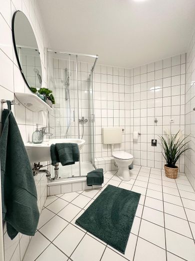 Frisch renovierte 1‑Zimmer-Wohnung mit Einbauküche und ruhiger Innenhofterrasse – Badezimmer
